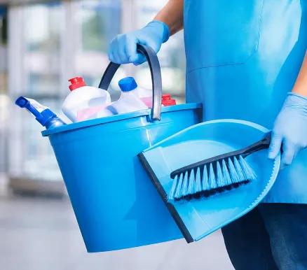 Secchio con detergenti e spazzola per le pulizie professionali Denya
