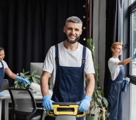 Professionisti delle pulizie Denya durante la pulizia di un ufficio