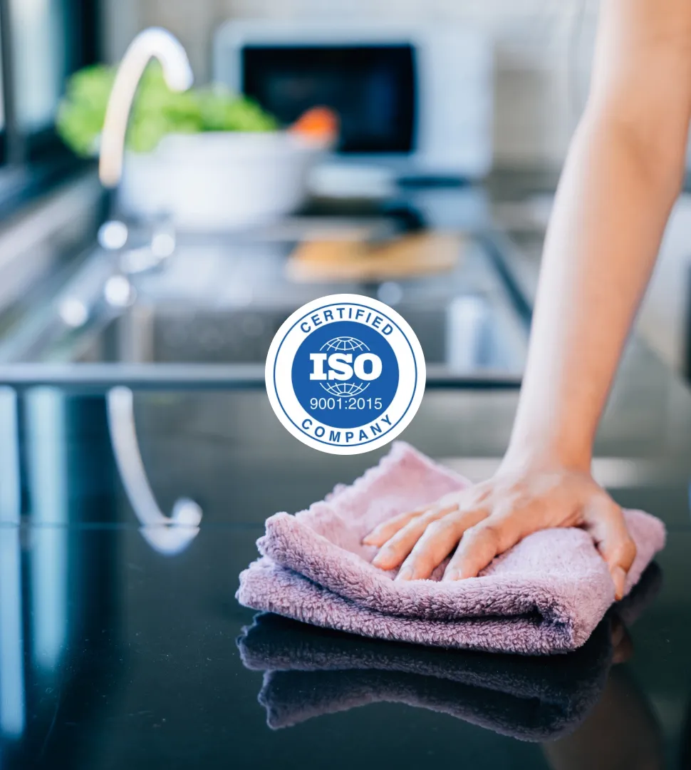 Pulizia di un corrimano e sigillo di certificazione ISO 9001:2015