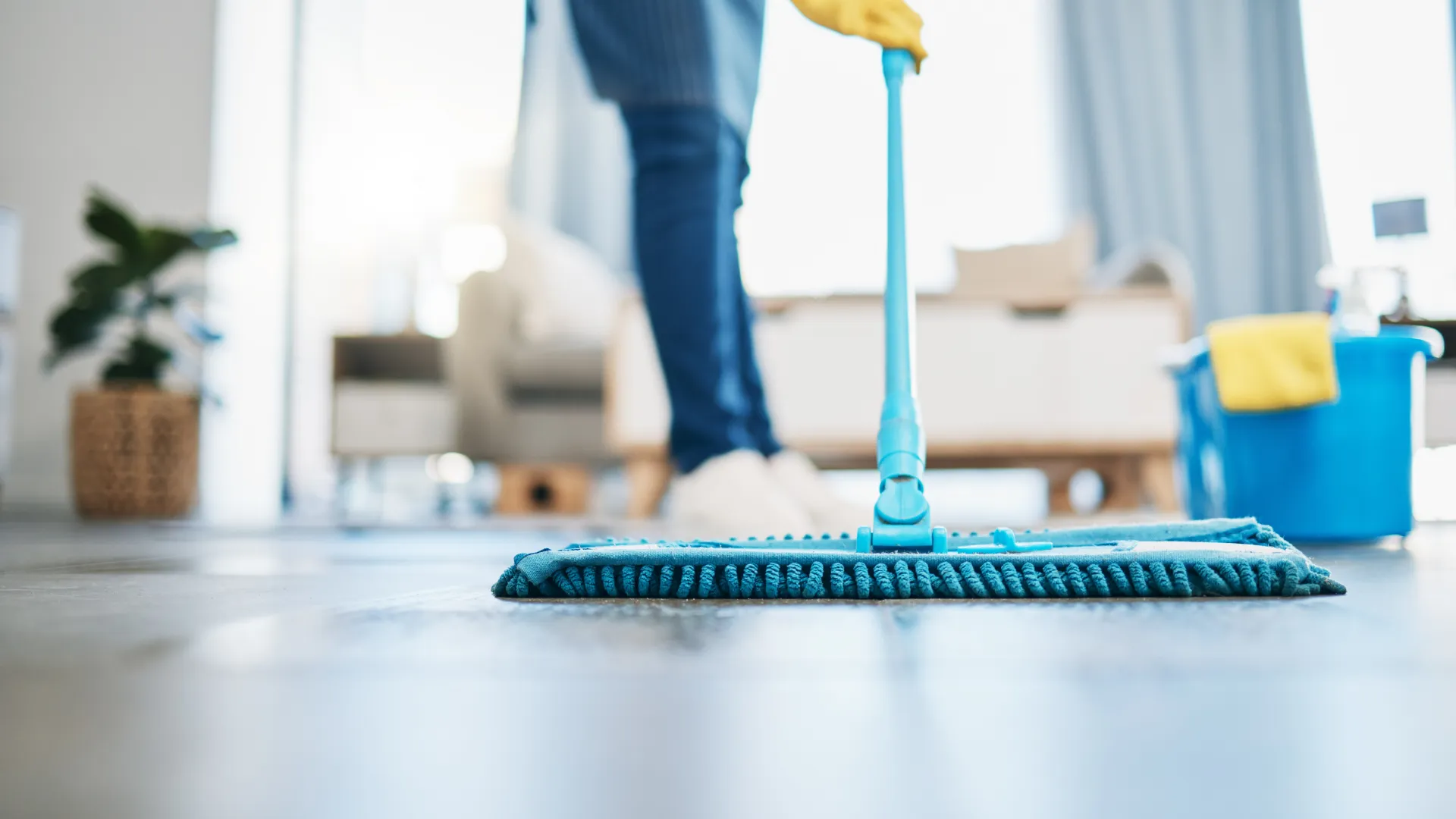 Lavaggio del pavimento con mop professionale in un ambiente domestico